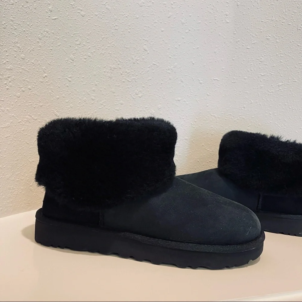 UGG Women’s Short Fluff Black Ankle Boots Size 6 NWT